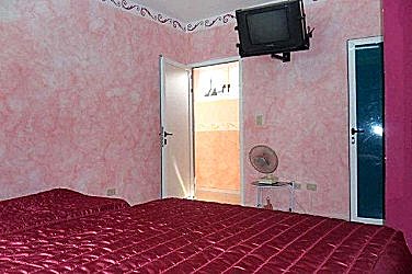 Habitacion con dos camas (matrimonio y camera)